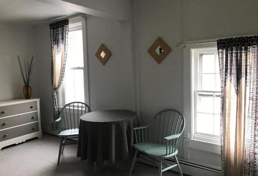 בית, 4 חדרי שינה, The Woodbine Inn