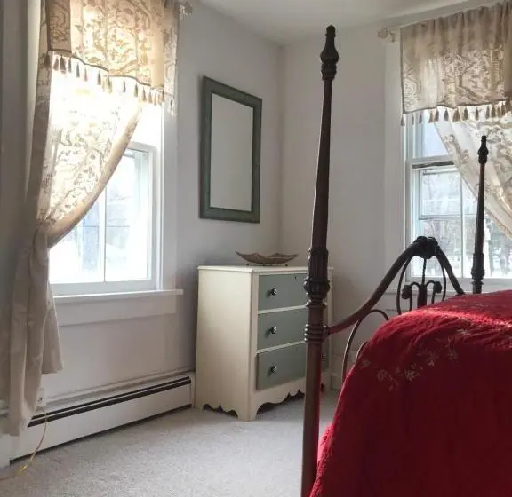 4ベッドルームハウス, The Woodbine Inn