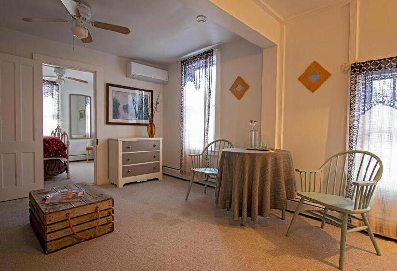 בית, 4 חדרי שינה, The Woodbine Inn