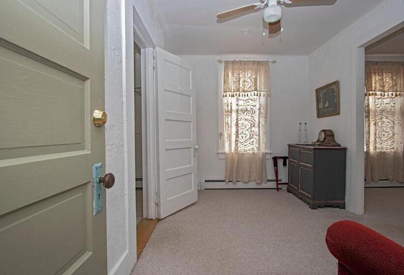 בית, 4 חדרי שינה, The Woodbine Inn