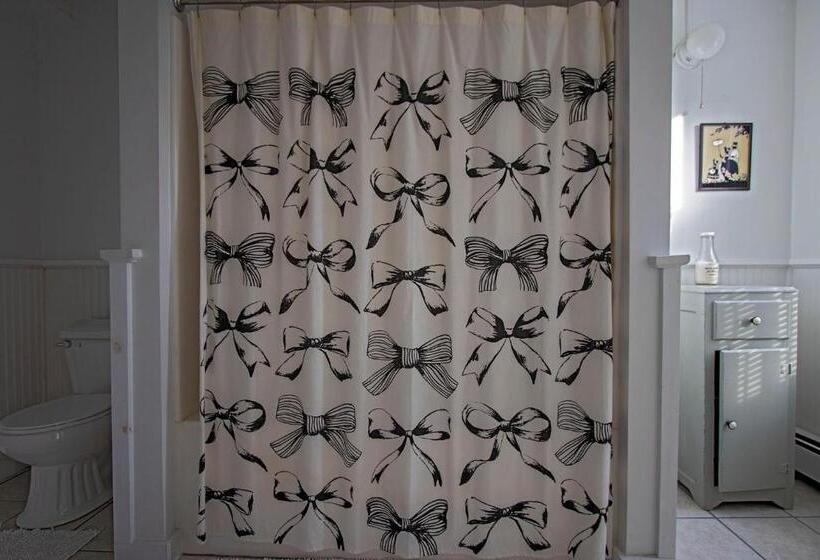 בית, 4 חדרי שינה, The Woodbine Inn