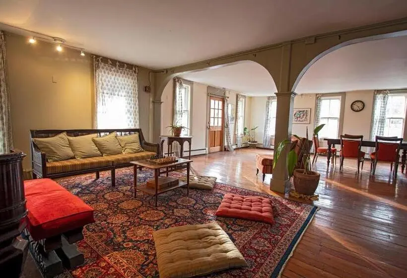 1ベッドルームハウス, The Woodbine Inn