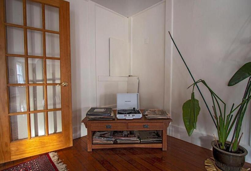 סוויטה דלוקס, The Woodbine Inn