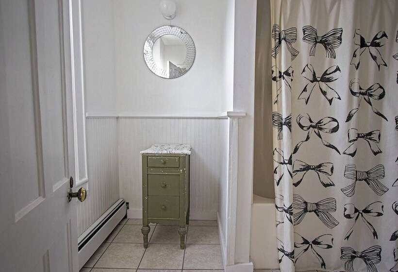 סוויטה, The Woodbine Inn