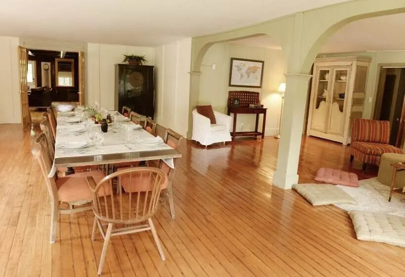 スイート, The Woodbine Inn