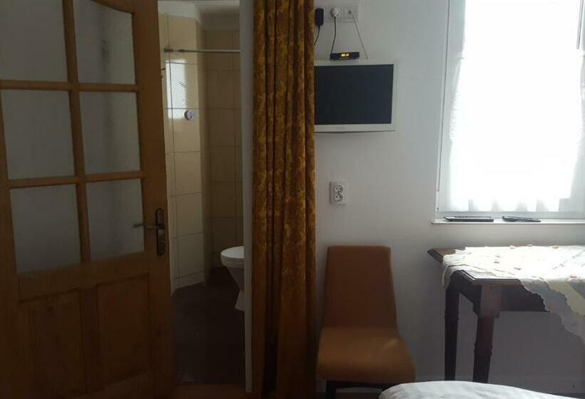 جناح جونيور مزوَّد بتراس, Room In An Old House