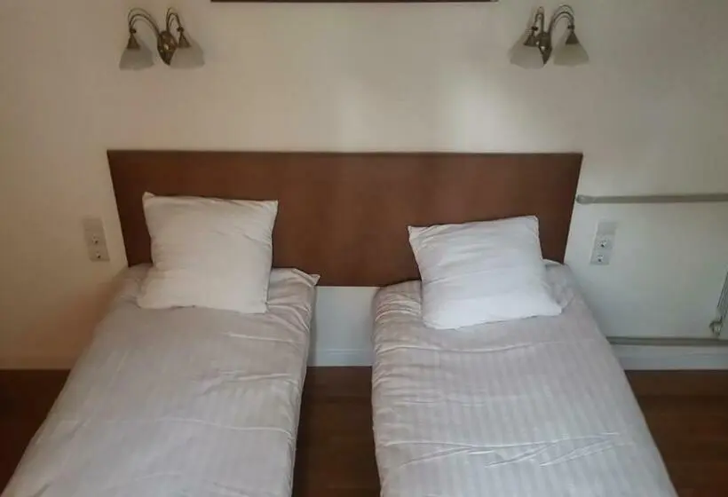 سوئیت جونیور با تراس, Room In An Old House