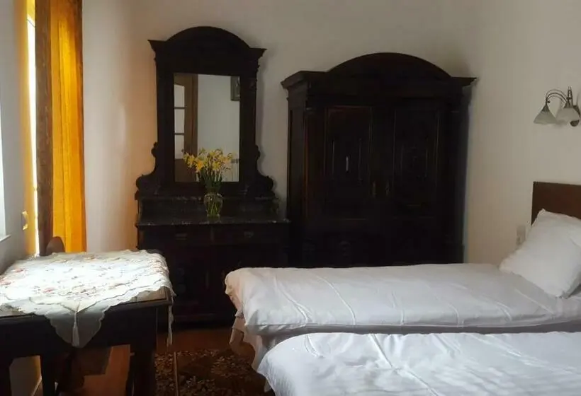 سوئیت جونیور با تراس, Room In An Old House