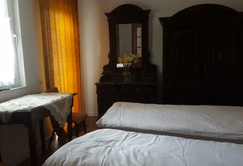 جناح جونيور مزوَّد بتراس, Room In An Old House