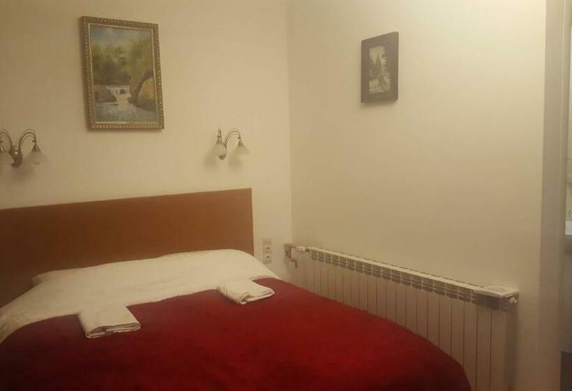 جناح جونيور مزوَّد بتراس, Room In An Old House