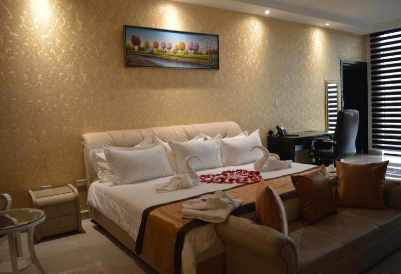 Президентский Люкс, Crowner David