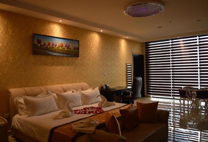 Президентский Люкс, Crowner David