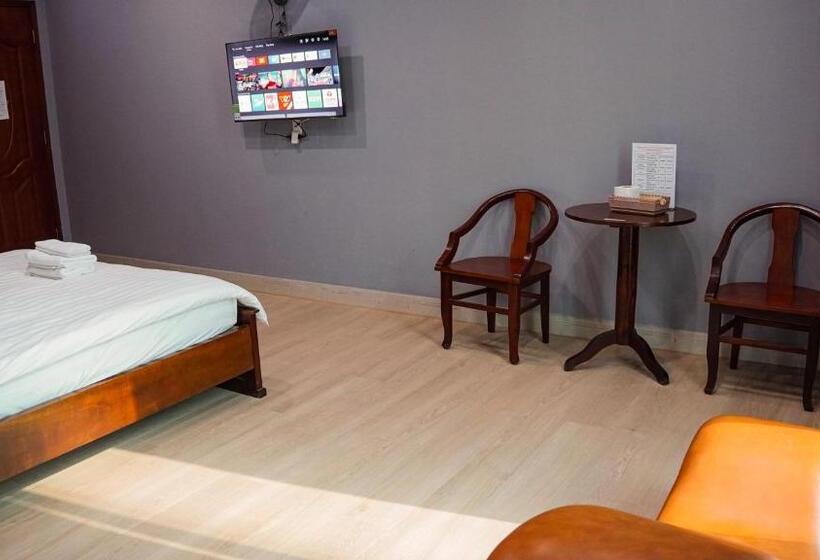 اتاق لوکس, Bình Minh