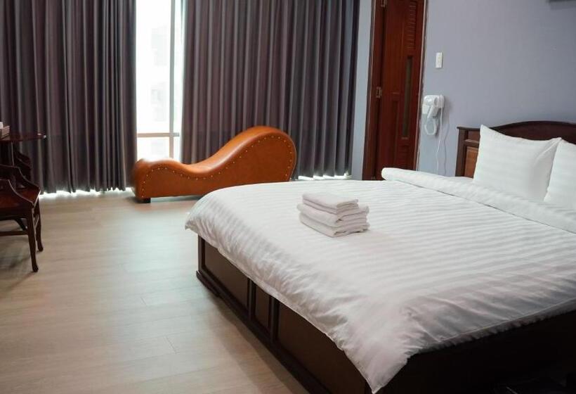 اتاق لوکس, Bình Minh