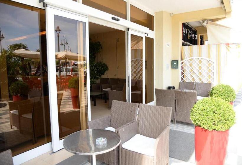 발코니가 있는 4인용 스탠다드 룸, Cosmopol