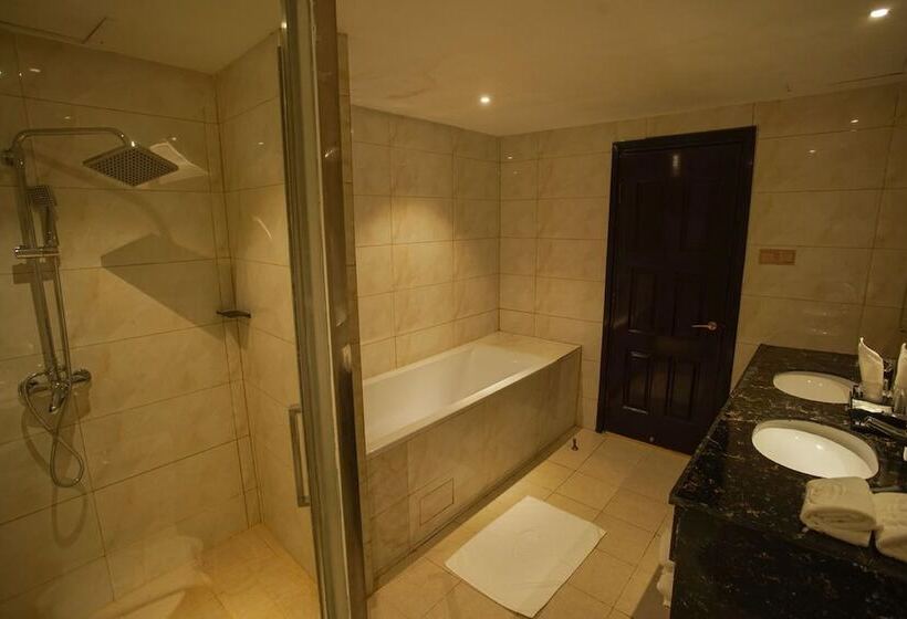 اتاق اجرایی سه نفره, Grand Park