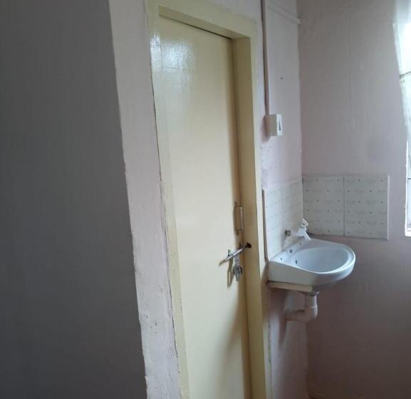 מיטה בחדר משותף, Highland Inn