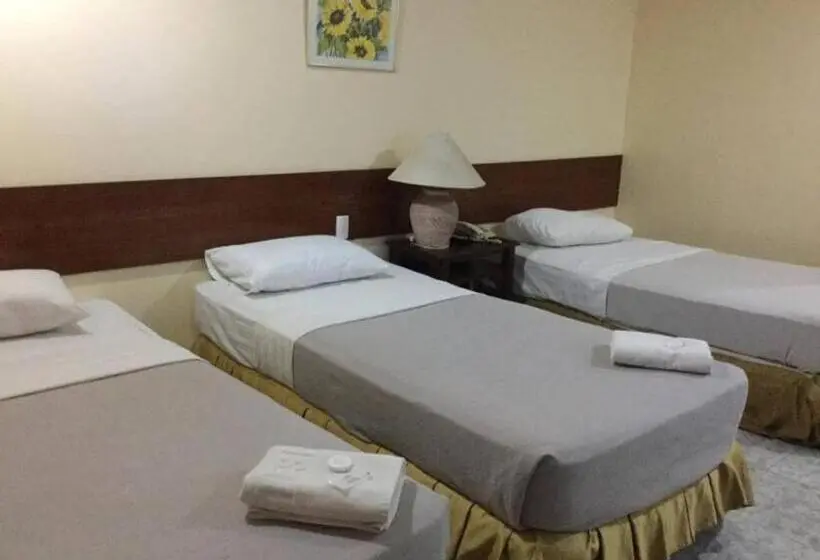 Deluxe Triple Room, Dottie S Place Hotel & Restaurant