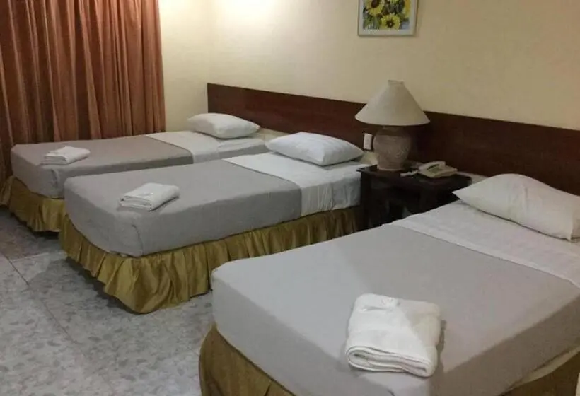 Deluxe Triple Room, Dottie S Place Hotel & Restaurant