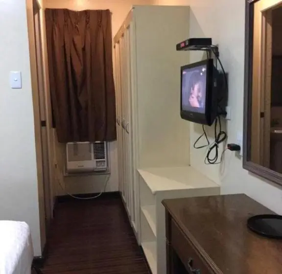 Deluxe Triple Room, Dottie S Place Hotel & Restaurant
