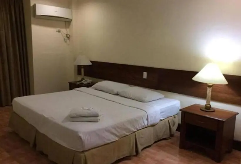 Deluxe Room King Size Bed, Dottie S Place Hotel & Restaurant