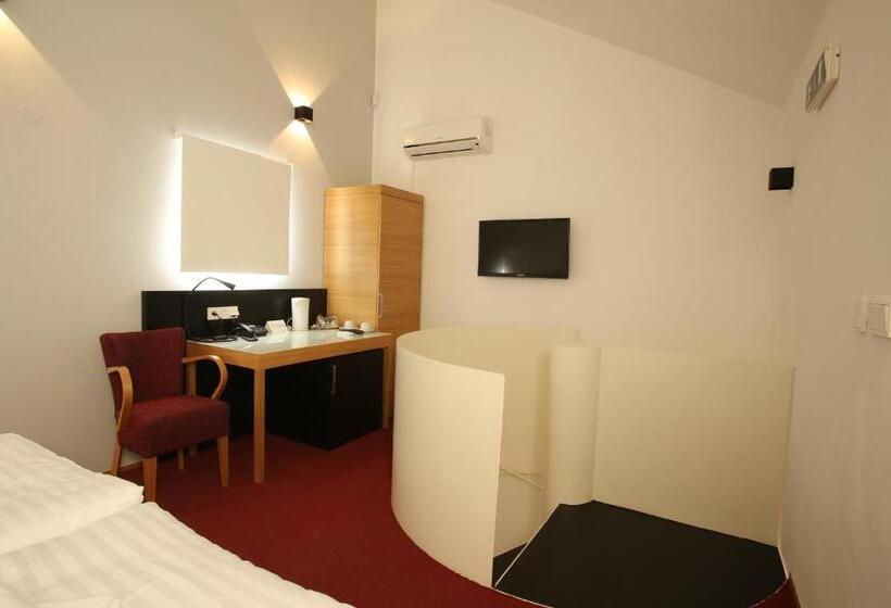 غرفة قياسية فردية, Purkmistr