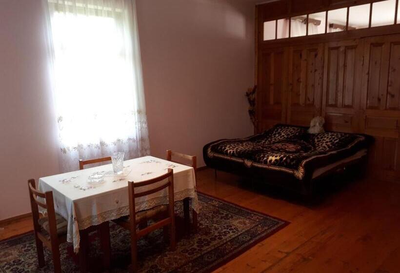 اتاق استاندارد با چشمانداز کوهستان, Mtirala House