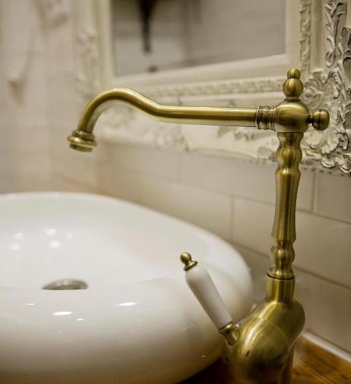 수피리어 룸, Ninho Saloio