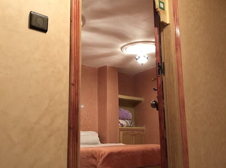 اتاق استاندارد چهار تخته, Auberge Des Lacs