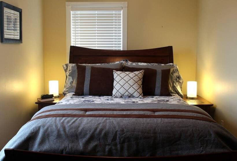 جناح, Lamp Post Lodge