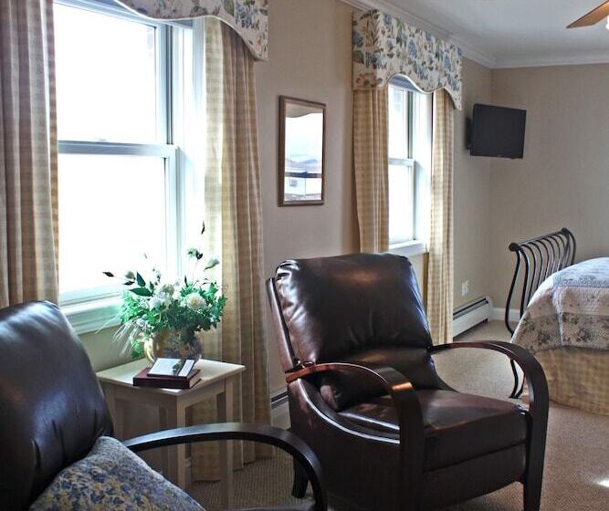 جناح عائلي, Lamp Post Lodge