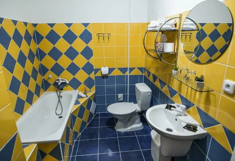 Habitació Triple Estàndard, Dejmalik