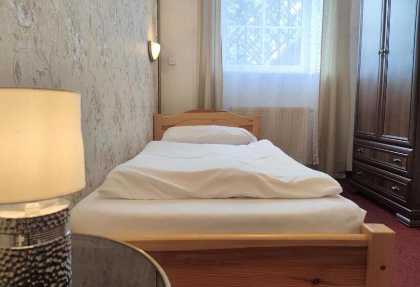 单人基本间, Dejmalik