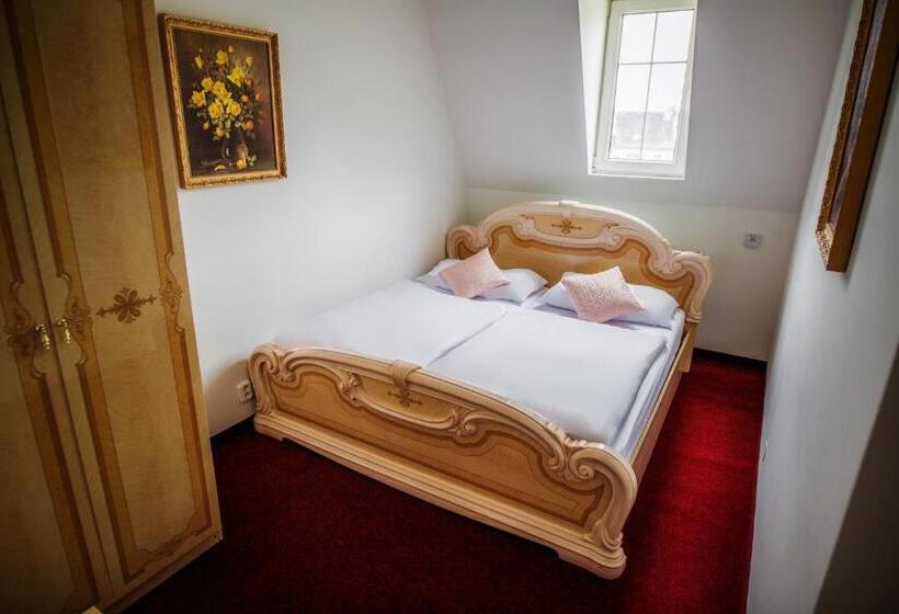 标准三人间, Dejmalik