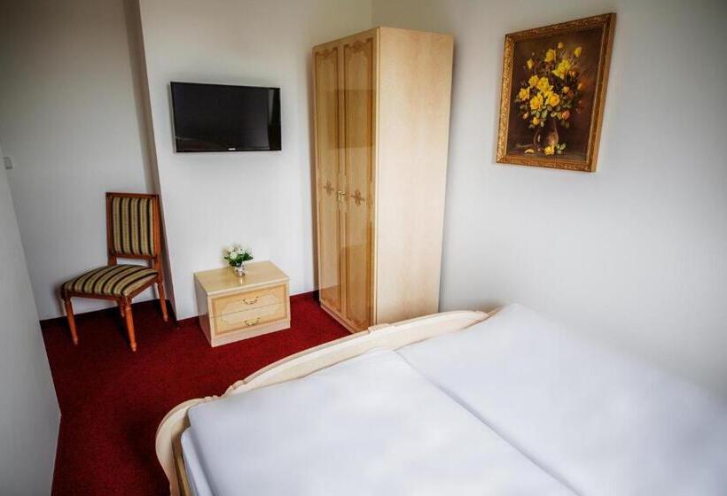 标准三人间, Dejmalik