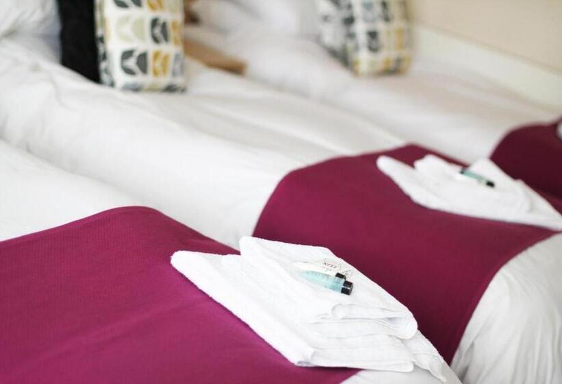 חדר סטנדרט לשלושה, The Station