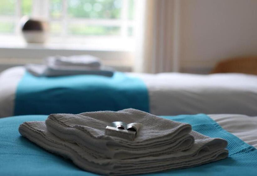 חדר סטנדרט לשלושה, The Station