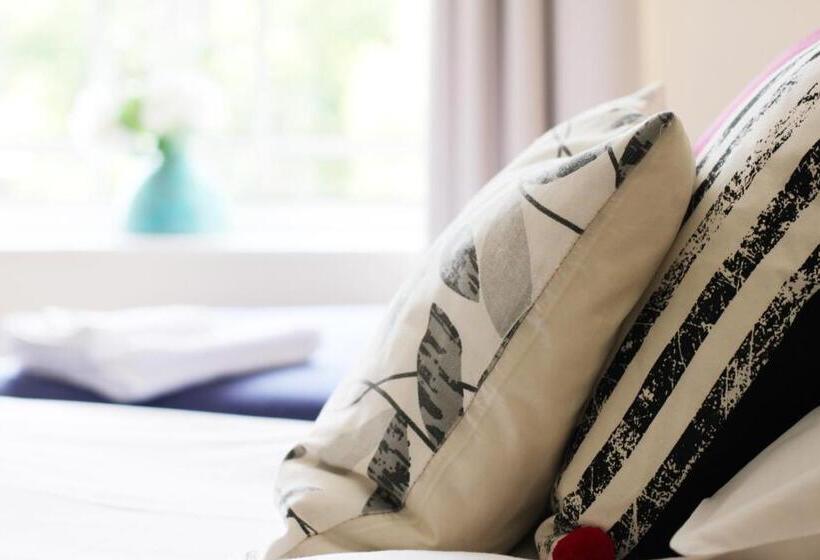 חדר סטנדרט, The Station