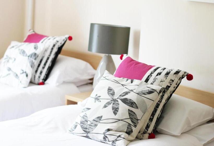 חדר סטנדרט, The Station