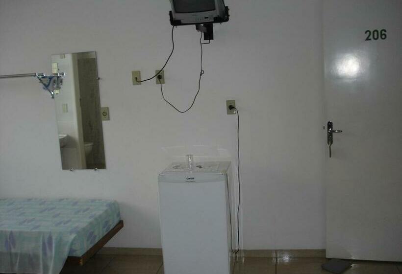 标准三人间, Delmus