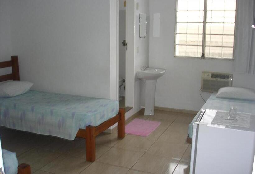 标准三人间, Delmus