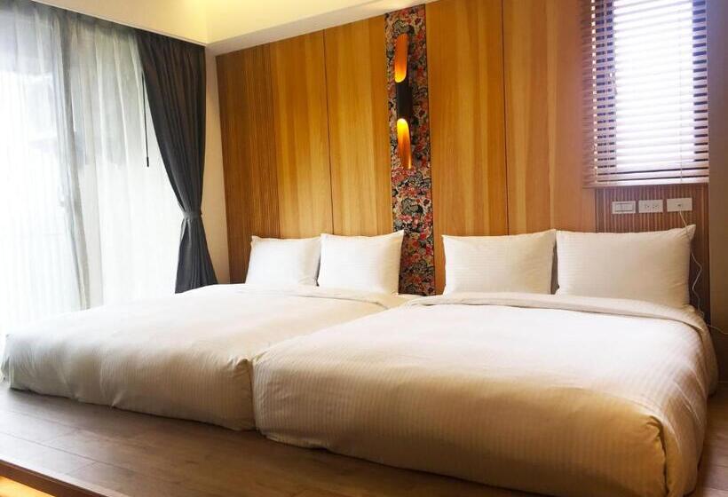 اتاق خانوادگی, Joy Inn