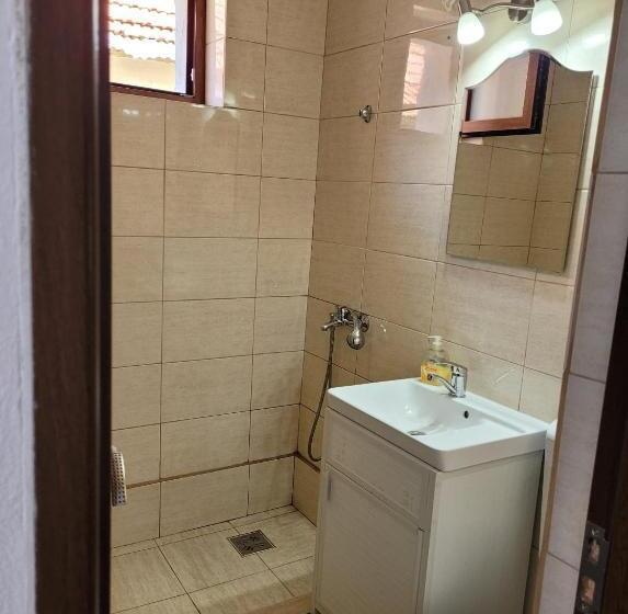 标准三人间, Casa Floare De Colt