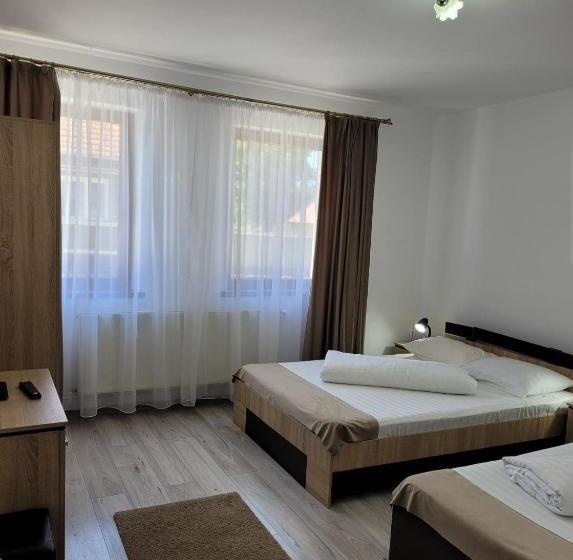 标准三人间, Casa Floare De Colt