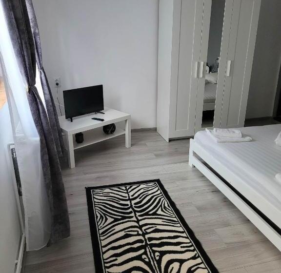 标准三人间, Casa Floare De Colt