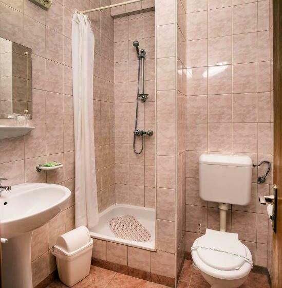 标准单人间, Castel