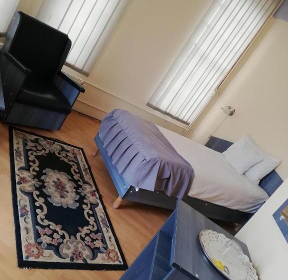 标准单人间, Castel