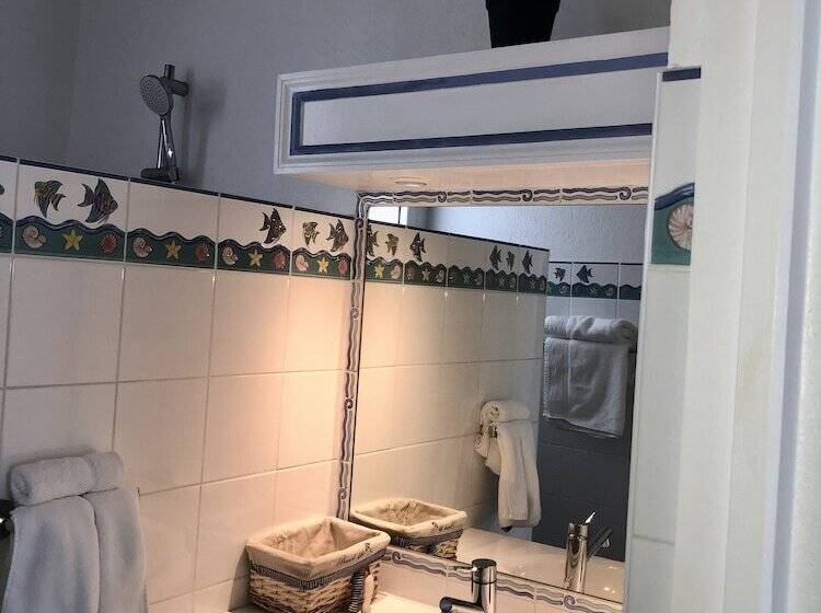 2 Bedroom Deluxe Apartment Sea View, Colombus Résidence