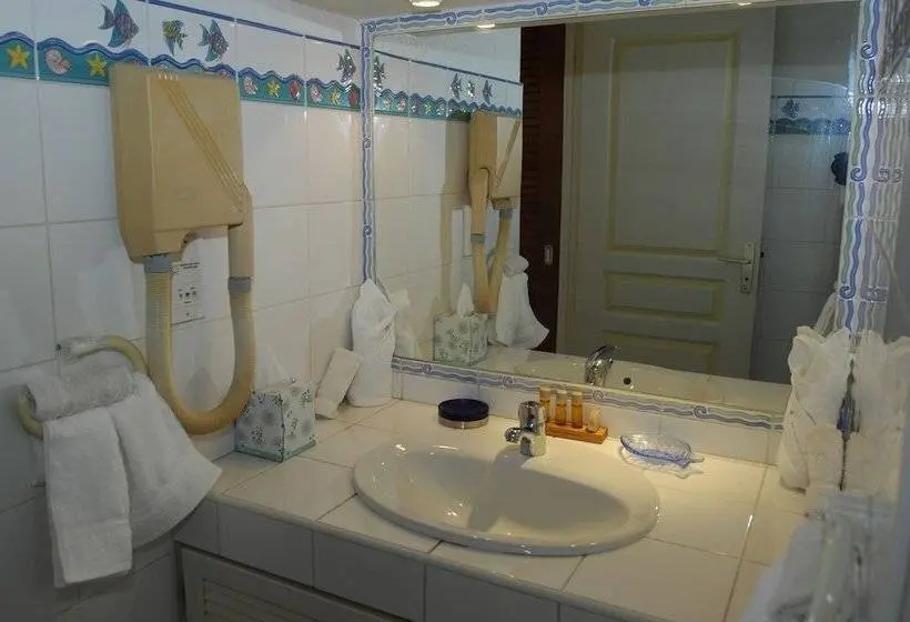 2 Bedroom Deluxe Apartment Sea View, Colombus Résidence
