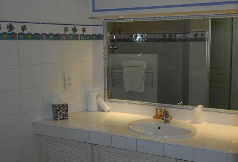 2 Bedroom Deluxe Apartment Sea View, Colombus Résidence